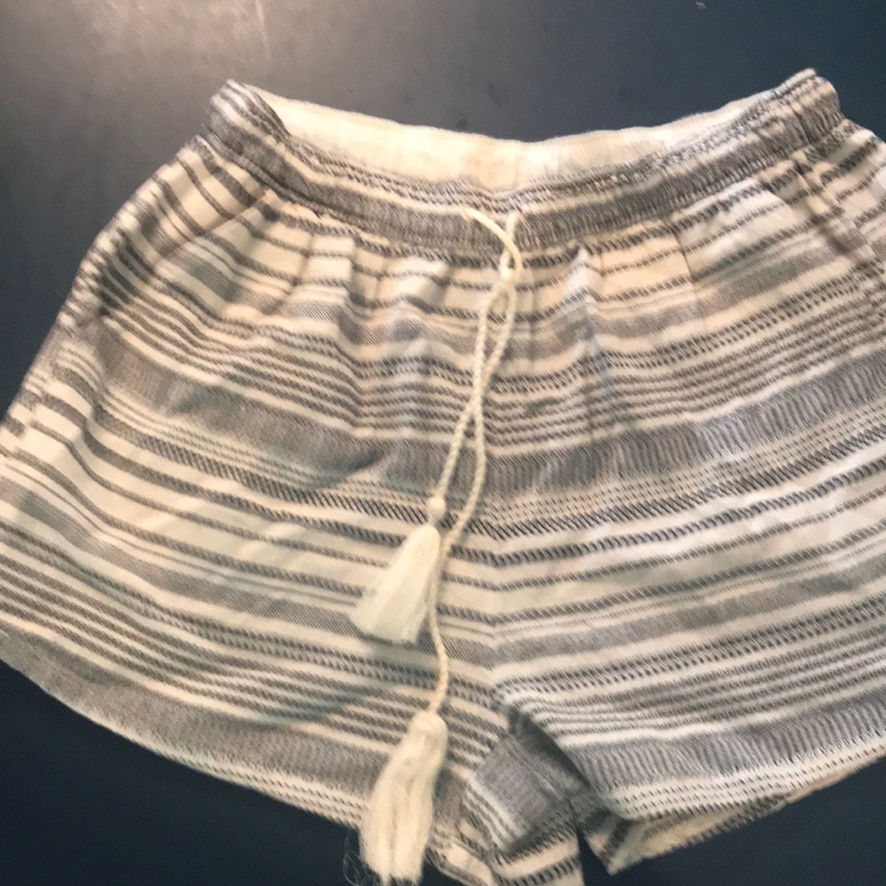 Super cute elastic waist shorts